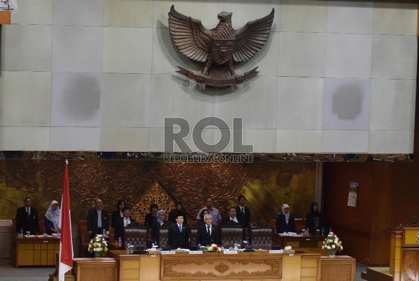 Wakil Ketua DPR Agus Hermanto dan Taufik Kurniawan memimpin Sidang Paripurna ke-14 di Kompleks Parlemen, Jakarta, Kamis (17/12).