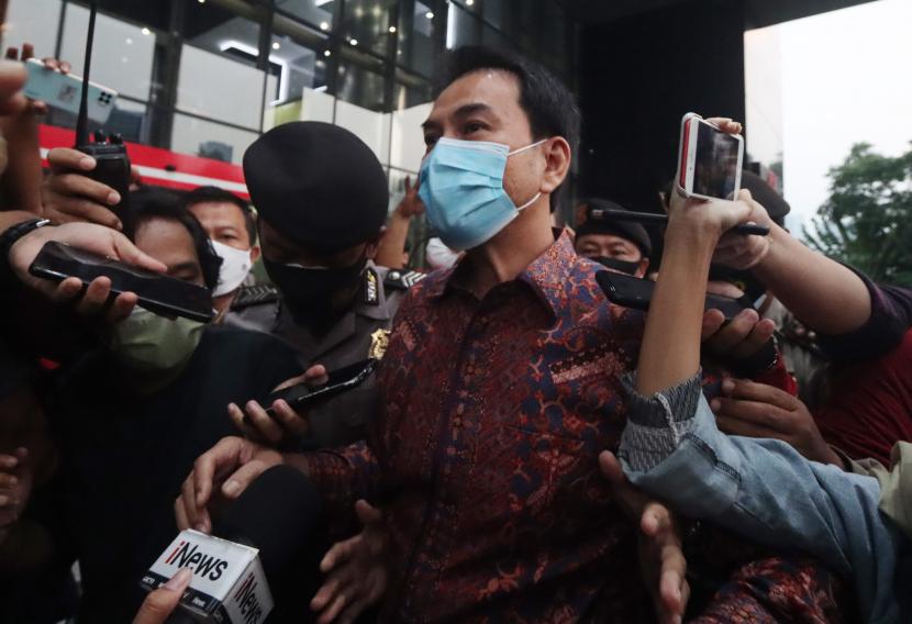 Wakil Ketua DPR Azis Syamsuddin (kanan) berjalan menghindari pertanyaan wartawan.