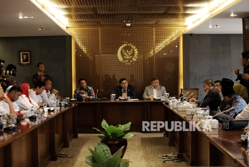 Wakil Ketua DPR Fadli Zon bersama Anggota DPR dari Fraksi Partai Gerindra, Supratman Andi Agtas (kiri) dan Anggota Komisi III DPR Wenny Warouw (kanan) saat menerima Rachmawati Soekarnoputri bersama tim kuasa hukumnya yang ditetapkan menjadi tersangka dalam