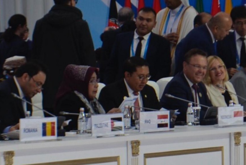 Wakil Ketua DPR Fadli Zon dan Wakil Ketua DPD RI Damayanti Lubis, saat mengikuti sidang ke-4 Parlemen Uerasia, di Kazakhstan, Selasa (24/9).