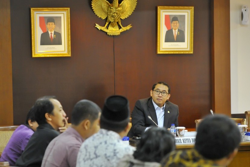 Wakil Ketua DPR Fadli Zon (kanan) berdialog dengan pengurus dan pengelola situs Islami yang terkena dampak pemblokiran oleh Kementerian Kominfo, Jakarta, Kamis (2/4).