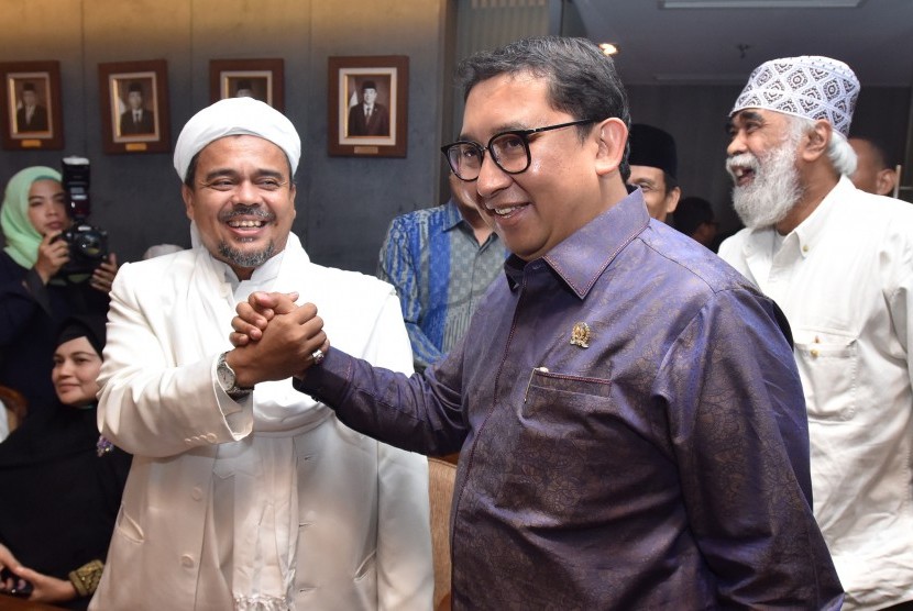 Wakil Ketua DPR Fadli Zon (kanan) berjabat tangan dengan Ketua Front Pembela Islam Habib Rizieq Shihab ketika melakukan audiensi di Kompleks Parlemen Senayan, Jakarta, Rabu (11/1). 