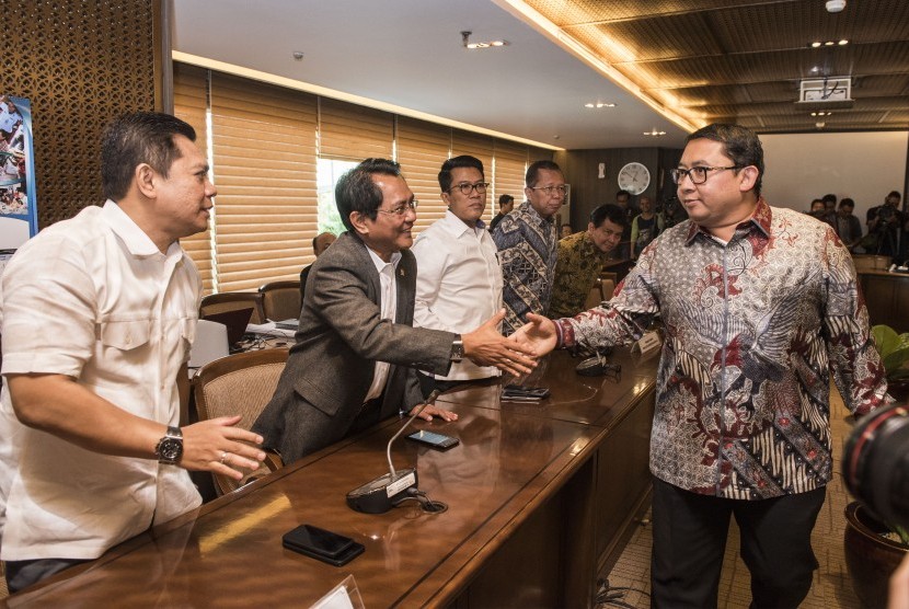 Wakil Ketua DPR Fadli Zon (kanan) berjabat tangan dengan sejumlah anggota Pansus Hak Angket KPK sebelum rapat pemilihan Ketua Pansus di kompleks Parlemen, Senayan, Jakarta, Rabu (7/6).