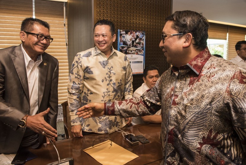 Wakil Ketua DPR Fadli Zon (kanan) berjabat tangan dengan Anggota Fraksi Golkar Agun Gunandjar (kiri) dan Bambang Soesatyo (tengah) sebelum rapat pemilihan Ketua Pansus Angket KPK di kompleks Parlemen, Senayan, Jakarta, Rabu (7/6).