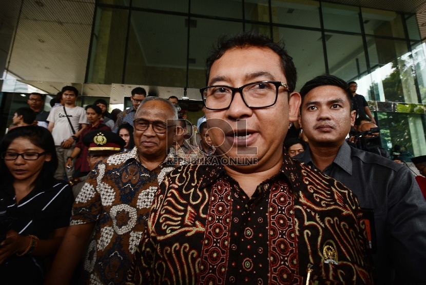  Wakil Ketua DPR Fadli Zon (kanan) keluar dari ruangan usai melakukan pertemuan di gedung KPK, Jakarta, Senin (12/10). (Republika/Raisan Al Farisi)