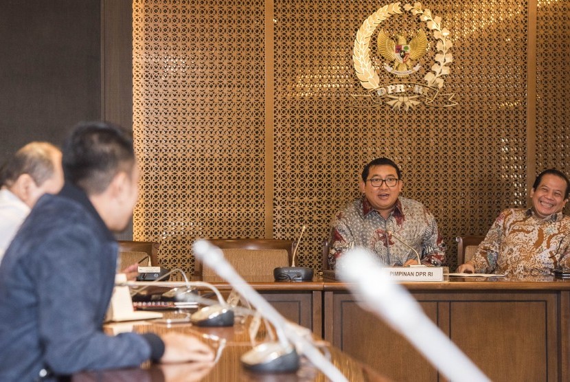 Wakil Ketua DPR Fadli Zon (kedua kanan) didampingi Wakil Ketua DPR Taufik Kurniawan (kanan) memimpin rapat pemilihan Ketua Pansus Angket KPK di kompleks Parlemen, Senayan, Jakarta, Rabu (7/6). 