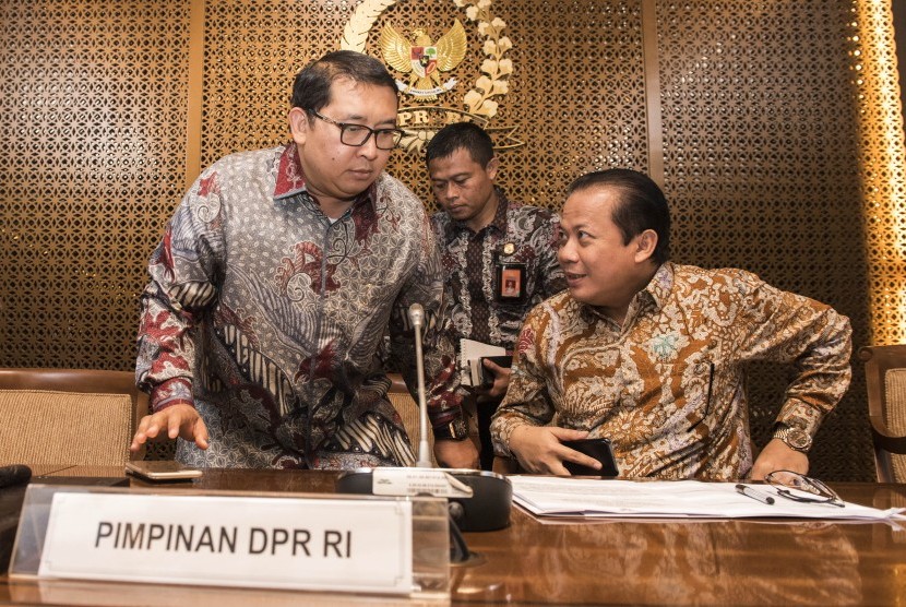 Wakil Ketua DPR Fadli Zon (kiri) berbincang dengan Wakil Ketua DPR Taufik Kurniawan (kanan) sebelum rapat pemilihan Ketua Pansus Angket KPK di kompleks Parlemen, Senayan, Jakarta, Rabu (7/6). 