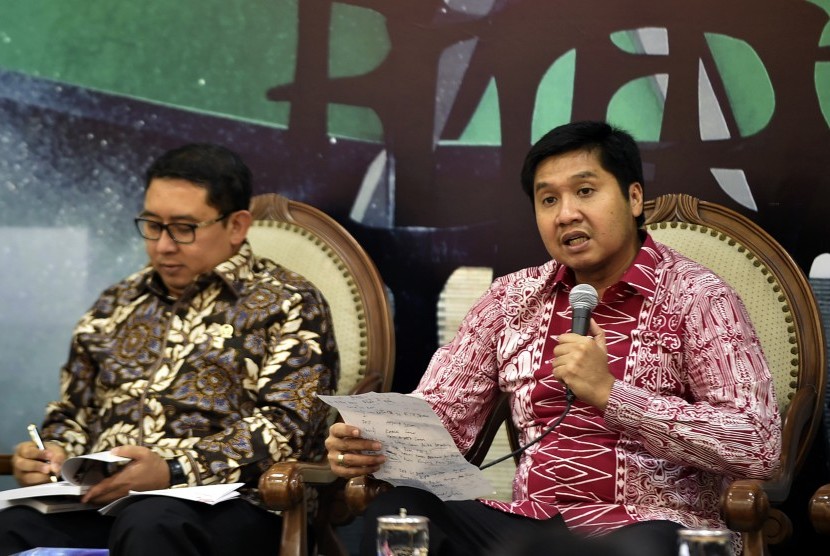 Wakil Ketua DPR Fadli Zon (kiri) dan anggota DPR F-PDIP Maruarar Sirait menjawab pertanyaan wartawan dalam forum legislasi di Kompleks Parlemen Senayan, Jakarta, Kamis (20/10). 