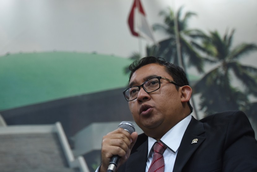   Wakil Ketua DPR Fadli Zon melakukan konferensi pers terkait pelaksanaan ibadah haji pimpinan DPR di Kompleks Parlemen Senayan, Jakarta, Rabu (30/9).