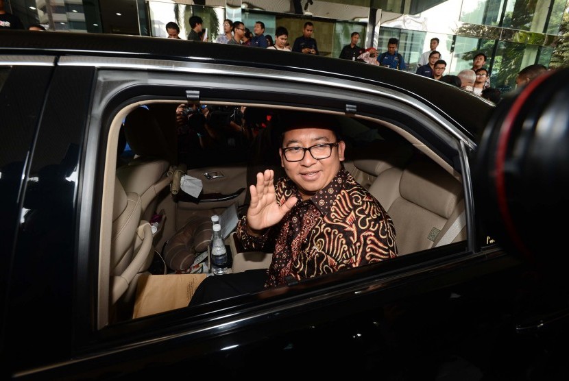 Wakil Ketua DPR Fadli Zon memasuki kendaraannya usai melakukan pertemuan di gedung KPK, Jakarta, Senin (12/10). 