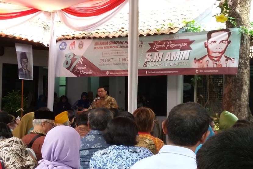 Wakil Ketua DPR Fadli Zon memberikan sambutan pada pembukaan Pameran Kiprah Perjuangan MR SM Amin dan Pemuda Sumatera di Museum Sumpah Pemuda Jakarta, Rabu (28/10). Fadli Zon menyatakan setuju SM Amin digelari Pahlawan Nasional.