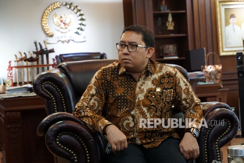 Wakil Ketua DPR Fadli Zon menerima perwakilan keluarga dari empat Mahasiswa Indonesia yang ditahan oleh Otoritas Keamanan Mesir, di ruang Pimpinan DPR, Kompleks Parlemen, Jakarta, Senin (3/7). 