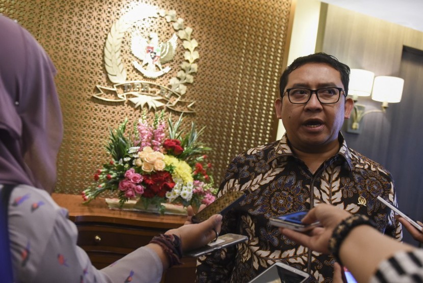 Wakil Ketua DPR Fadli Zon menjawab pertanyaan wartawan mengenai pelaporan dirinya ke MKD di Kompleks Parlemen, Senayan, Jakarta, Kamis (30/6). 