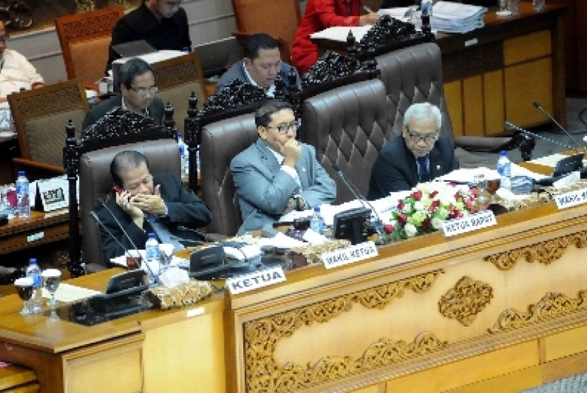 Wakil Ketua DPR Fadli Zon (tengah).