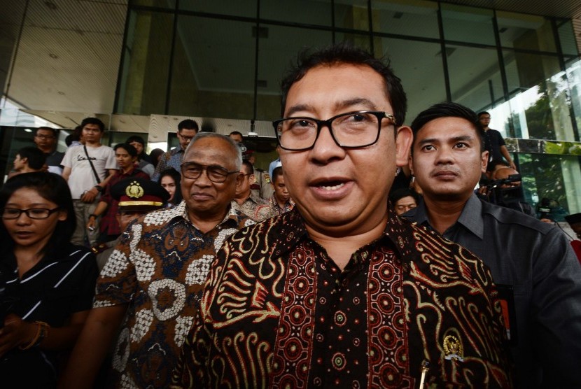 Wakil Ketua DPR Fadli Zon (tengah) dan Plt Ketua KPK Taufiequrachman Ruki (kiri), menjawab pertanyaan wartawan usai melakukan pertemuan di gedung KPK, Jakarta, Senin (12/10). 