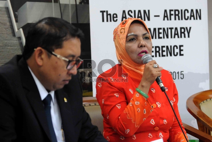 Wakil Ketua DPR Fadli Zon (tengah), Nurhayati Ali Assegaf saat memberikan keterangan pers mengenai event paralel untuk parliamentary forum yang diselenggarakan di DPR 23 April di Gedung DPR, Jakarta, Kamis (16/4) (Republika/Agung Supriyanto).