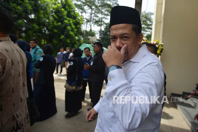  Wakil Ketua DPR Fahri Hamzah berjalan keluar ruangan seusai menjadi pembicara dalam dialog kebangsaan dalam rangkaian Days of Islamic Economics Revival (DINAR) 2017 yang digelar di Alhambra Multifunction Hall Kampus STEI Tazkia, Sentul, Bogor, Jawa Barat, Kamis (11/5). 