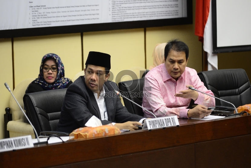 Wakil Ketua DPR Fahri Hamzah (kiri) memimpin rapat gabungan bersama anggota Komisi II dan Komisi III DPR di Komplek Parlemen, Jakarta, Kamis (25/6). 