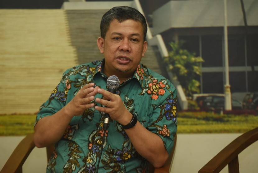 Wakil Ketua DPR Fahri Hamzah memberikan keterangan disela acara penganugerahan lomba dan pameran foto warna-warni parlemen di Kompleks Parlemen, Senayan, Jakarta, Jumat (11/9).