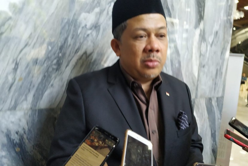 Wakil Ketua DPR Fahri Hamzah memberikan keterangan pers kepada wartawan di Kompleks Parlemen Senayan, Jakarta, Selasa (10/9).