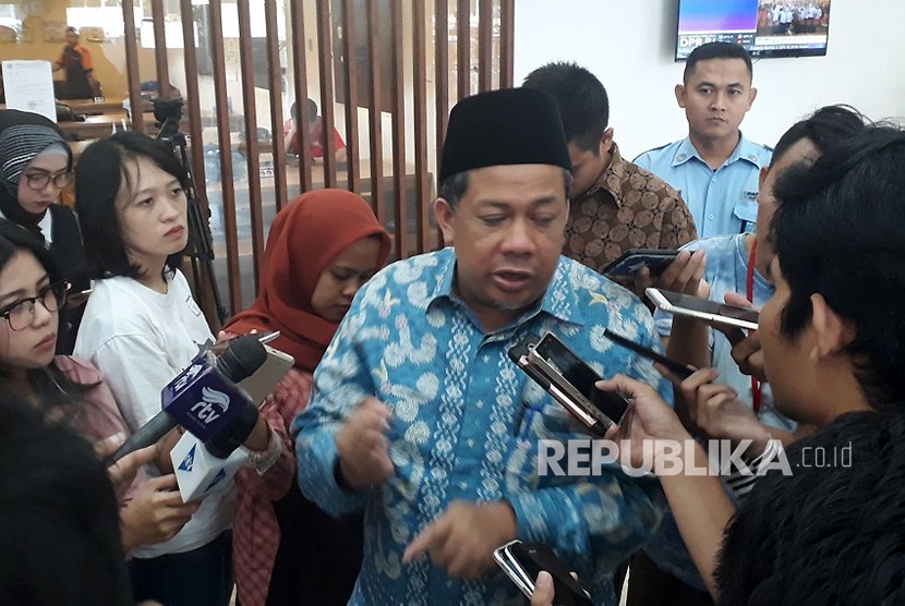 Wakil Ketua DPR, Fahri Hamzah memberikan keterangan pers terkait isu terkini kepada media di Komplek Parlemen, Senayan, Jakarta, Jumat (2/2). 