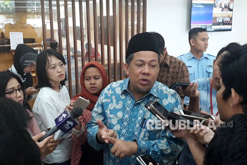 Wakil Ketua DPR, Fahri Hamzah memberikan keterangan pers terkait isu terkini kepada media di Komplek Parlemen, Senayan, Jakarta, Jumat (2/2). 
