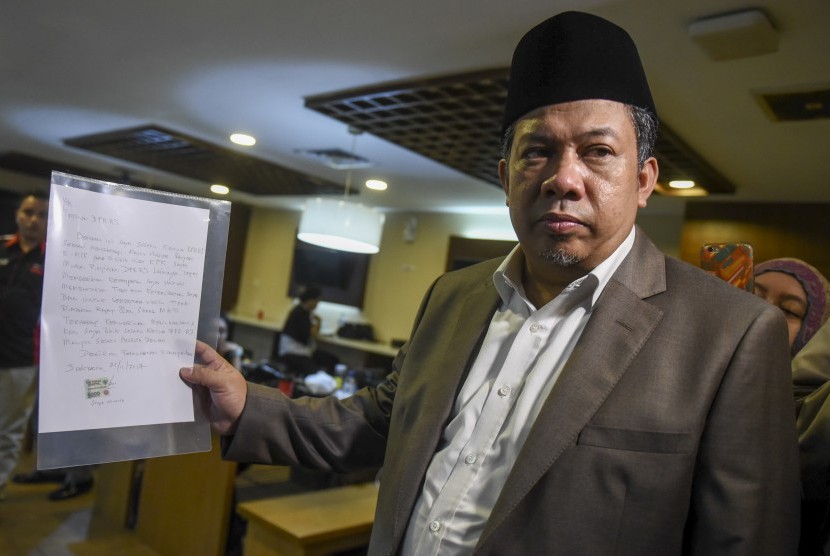Wakil Ketua DPR Fahri Hamzah menunjukan surat bertanda tangan Ketua DPR Setya Novanto yang dikirim kepada pimpinan DPR, di Kompleks Parlemen, Senayan, Jakarta, Rabu (22/11).
