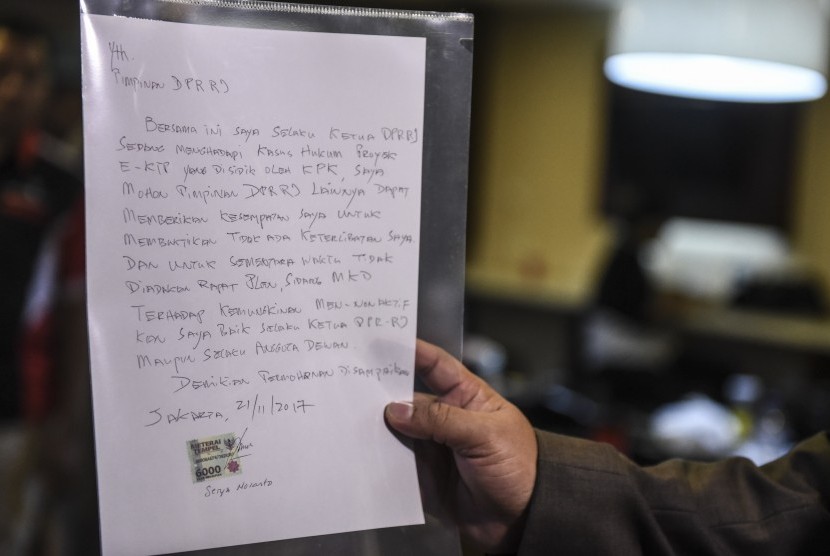 Wakil Ketua DPR Fahri Hamzah menunjukan surat bertanda tangan Ketua DPR Setya Novanto yang dikirim kepada pimpinan DPR, di Kompleks Parlemen, Senayan, Jakarta, Rabu (22/11). 
