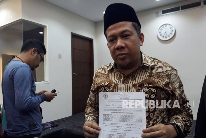 Wakil Ketua DPR Fahri Hamzah  saat memberikan keterangan pers terkait ditolaknya banding PKS terhadap putusan Pengadilan Negeri Jakarta Selatan di Ruang Media Center DPR, Komplek Parlemen, Senayan, Jakarta pada Kamis (14/12).