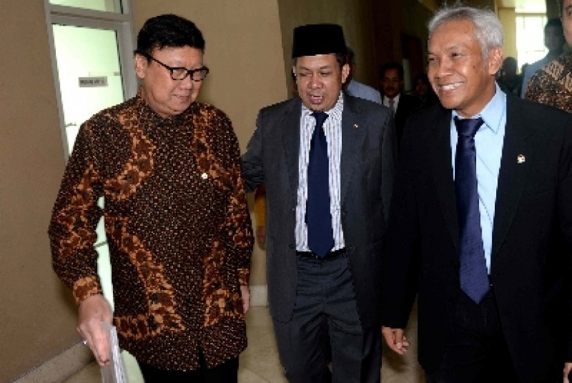 Wakil Ketua DPR Fahri Hamzah (tengah).