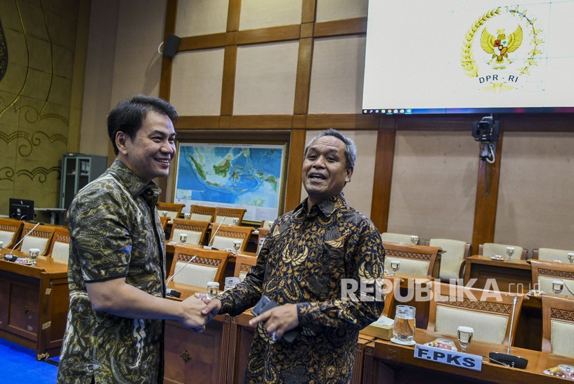 Wakil Ketua DPR M Aziz Syamsuddin (kiri) berbincang dengan Anggota DPR fraksi Partai Demokrat Benny Kabur Harman (kanan) sebelum rapat pimpinan fraksi - fraksi DPR di ruang Komisi VII, Komplek Parlemen, Senayan, Jakarta. (ilustrasi)