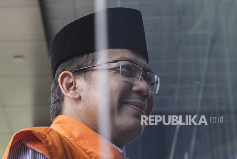 Wakil Ketua DPR non Aktif Taufik Kurniawan berjalan memasuki Gedung KPK untuk menjalani pemeriksaan di Jakarta, Kamis (10/1/2019). 