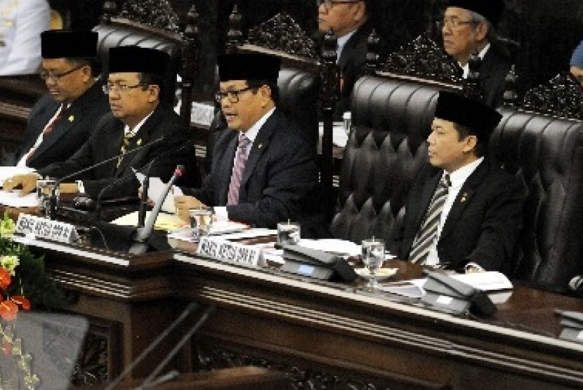 Wakil Ketua DPR, Pramono Anung (kedua kanan) menggantikan Ketua DPR Marzuki Alie yang mendadak jatuh sakit