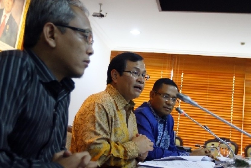 Wakil Ketua DPR Pramono Anung (tengah) memberikan keterangan seusai rapat konsultasi pimpinan fraksi dengan pimpinan DPR terkait pembahasan RUU Pemilu yang hingga kini belum ada titik temu.