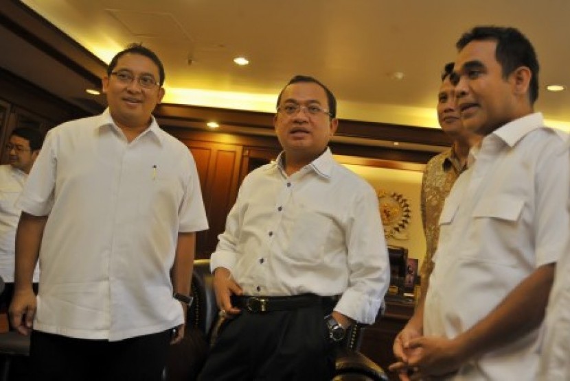 Wakil Ketua DPR Priyo Budi Santoso (tengah) bertemu Wakil Ketua Umum DPP Partai Gerindra Fadli Zon (kiri) dan Sekjen Gerindra Ahmad Muzani (kanan) di Kompleks Parlemen Senayan, Jakarta, Jumat (30/5). 