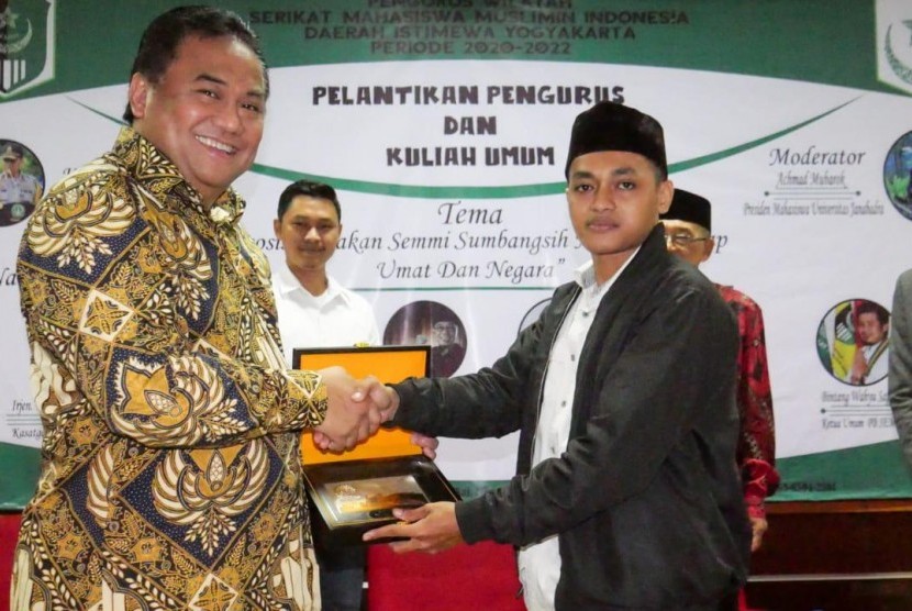 Wakil Ketua DPR Rachmat Gobel menerima cindramata dari Ketua Umum SEMMI Daerah Istimewa Yogyakarta, Komarudin Souwakil usai mengisi kuliah  umum di depan aktivis mahasiswa.