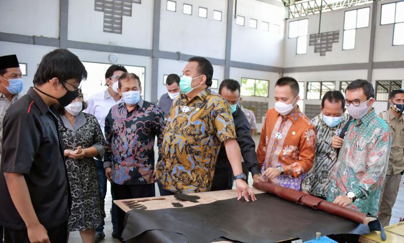 Wakil Ketua DPR Rachmat Gobel (tengah) ketika mengunjungi industri dan kerajinan kulit di Jawa Timur.