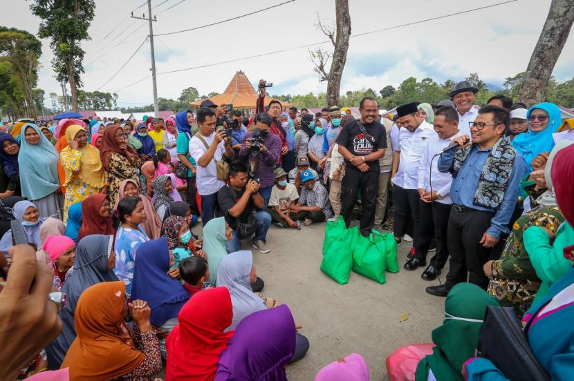 Wakil Ketua DPR RI Abdul Muhaimin Iskandar membagikan paket bantuan ke korban Semeru.