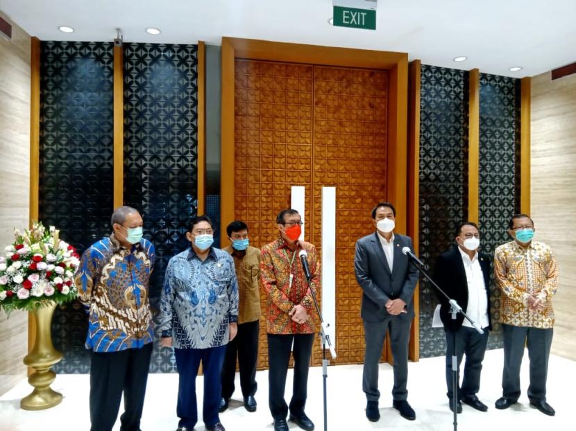 Wakil Ketua DPR RI Azis Syamsuddin dan Menteri Hukum dan HAM Yasonna H Laoly di Gedung Nusantara III, Kompleks Parlemen, Jakarta, Rabu (25/11).