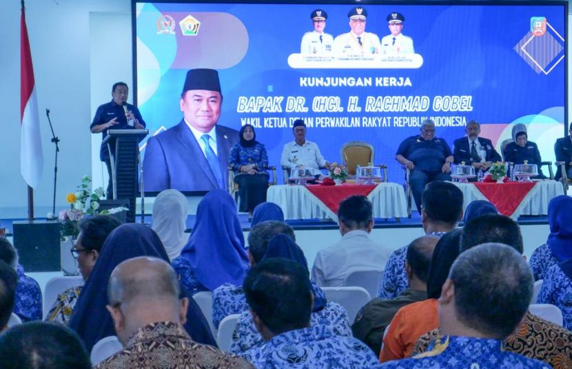 Wakil Ketua DPR RI Bidang Korinbang, Rachmat Gobel, mengajak jajaran pemerintah daerah untuk membangun iklim usaha pertanian agar generasi muda tertarik menjadi petani.