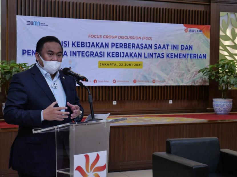 Wakil Ketua DPR RI Bidang Korinbang Rachmat Gobelmenilai, APBN 2022 cukup realistis dan terlihat hati-hati seperti tecermin dari volume belanja negara yang sedikit lebih rendah dibandingkan APBN 2021 dan defisit anggaran 2022 yang juga jauh lebih rendah dibandingkan 2021. 