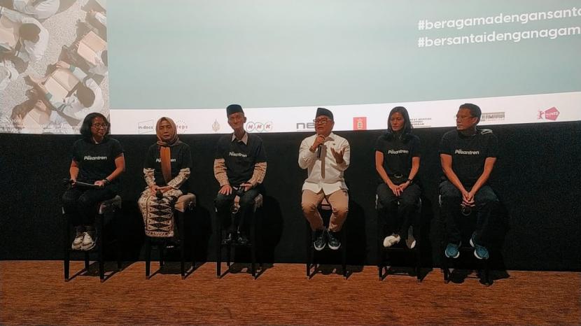 Wakil Ketua DPR RI Bidang Korkesra, Abdul Muhaimin Iskandar (Cak Imin) yang mengaku sangat terkesan dan terharu setelah menyaksikan gala premiere film Film Pesantren, pada Senin (1/8/2022) kemarin