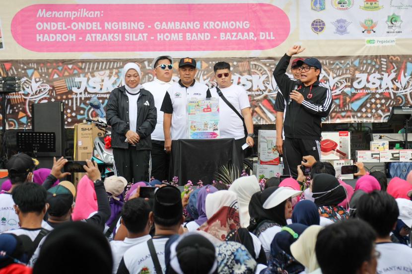 Wakil Ketua DPR RI bidang Korkesra Abdul Muhaimin Iskandar (Gus Muhaimin) mengikuti Jalan Santai Kemang dan Gelar Budaya 2022 bersama Forum Komunikasi Anak Betawi (Forkabi) Jakarta Selatan.