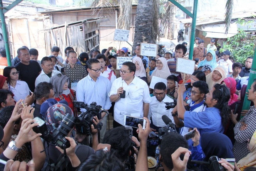 Wakil Ketua DPR RI Fadli Zon, anggota DPR RI Nasir Jamil, dan anggota DPR RI Fraksi Gerindra Aryo saat mengunjungi Kampung Bayam.