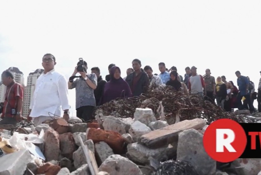 Wakil Ketua DPR RI, Fadli Zon bersama warga korban penggusuran kampung Aquarium, Jakarta Utara, Jumat (23/9).