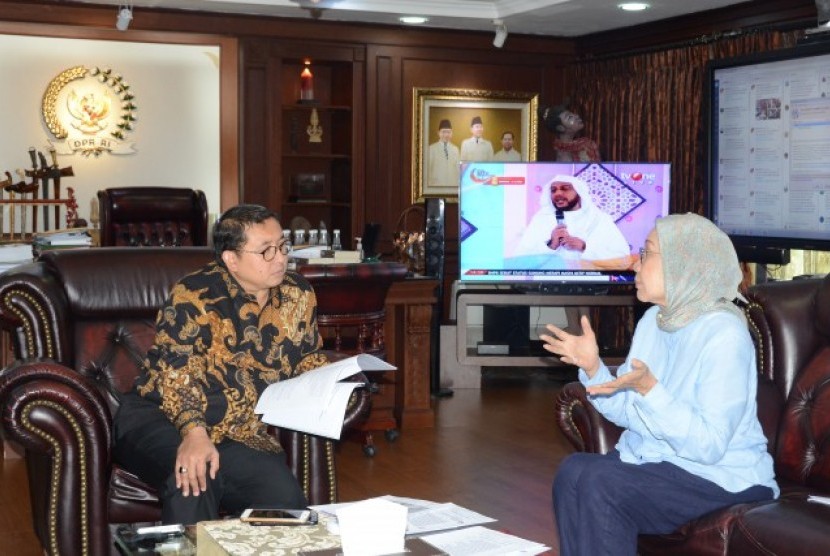 Wakil Ketua DPR RI Fadli Zon saat berdialog dengan Ratna Sarumpaet yang juga dikenal sebagai aktivis dan aktris di ruang kerjanya, Gedung DPR RI, Senayan, Jakarta, Senin (21/5).