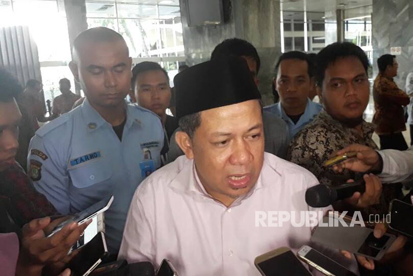 Wakil Ketua DPR RI, Fahri Hamzah memberikan keterangan pada wartawan terkait keputusan penggunaan hak angket selepas melaksanakan acara diskusi di gedung Nusantara III, Jumat (28/5).