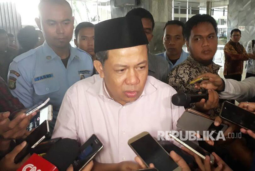 Wakil Ketua DPR RI, Fahri Hamzah memberikan keterangan pada wartawan terkait keputusan penggunaan hak angket selepas melaksanakan acara diskusi di gedung Nusantara III, Jumat (28/5).