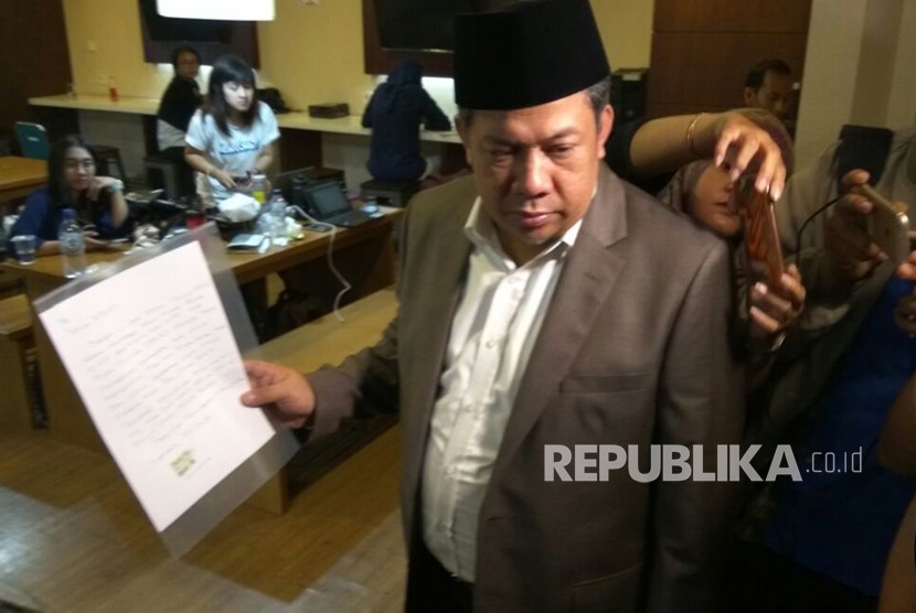 Wakil Ketua DPR RI Fahri Hamzah menunjukkan surat yang ditulis tangan Setya Novanto di Media Centre, Kompleks Parlemen, Senayan, Jakarta, Rabu (22/11).