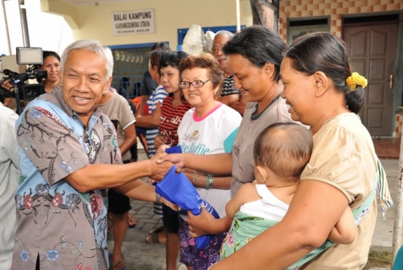 Wakil Ketua DPR RI Koordinator Bidang Industri dan Pembangunan (Korinbang) Agus Hermanto menyelenggarakan pengobatan gratis di Balai Kampung Karang Geneng Utara.
